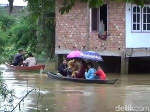 Warga Terdampak Banjir di Jambi Dijemput Pakai Perahu demi Nyoblos Pemilu