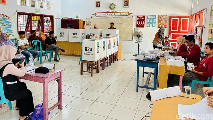 Warga di kampung JK di Kelurahan Bukaka, Bone, Sulsel antre untuk memilih di TPS.