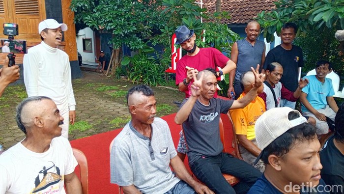 Warga di Subang gunduli rambut di Lembur Pakuan, Subang.