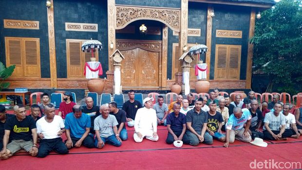 Warga di Subang gunduli rambut di Lembur Pakuan, Subang.