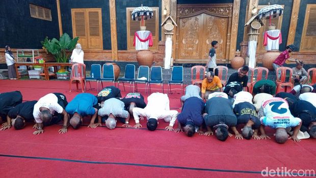 Warga di Subang gunduli rambut di Lembur Pakuan, Subang.