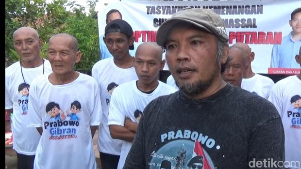 Warga di Wilayah Tirto, Kota Pekalongan, melakukan aksi cukur gundul, sebagai wujud syukur paslon no urut 02 Prabowo Subianto-Gibran Rakabuming Raka menang versi hitung cepat, pada Rabu (14/02).