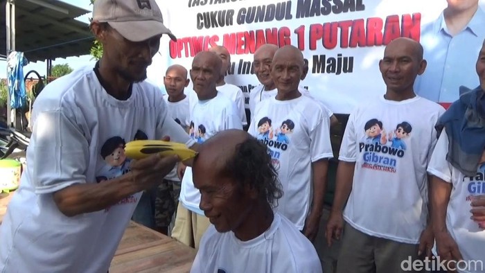 Warga di Wilayah Tirto, Kota Pekalongan, melakukan aksi cukur gundul, sebagai wujud syukur paslon no urut 02 Prabowo Subianto-Gibran Rakabuming Raka menang versi hitung cepat, pada Rabu (14/02).