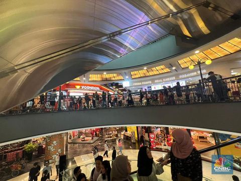 Warga DKI Jakarta memadati Mall Grand Indonesia untuk memanfaatkan diskon promo Pemilu 2024. (CNBC Indonesia/Linda Hasibuan)