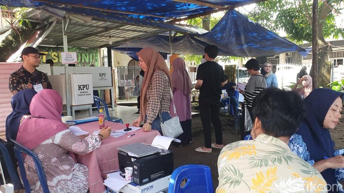 Warga mecoblos di TPS 52, Kelurahan Buntusu, Kecamatan Tamalanrea, Makassar, Sulsel.