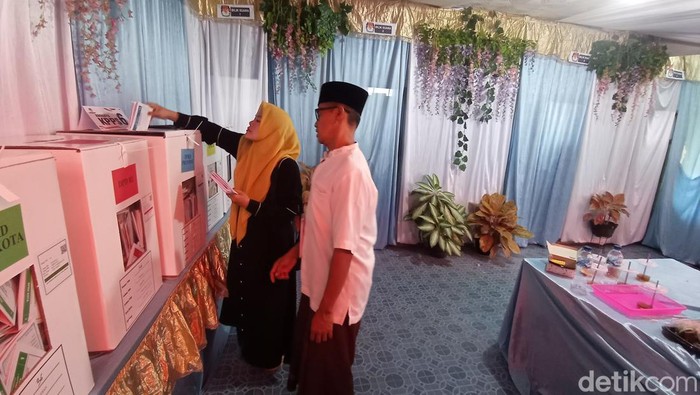 Warga menyalurkan hak suaranya di TPS WC Umum Kampung Gunung Karikil Kelurahan Tuguraja Kecamatan Cihideung Kota Tasikmalaya.