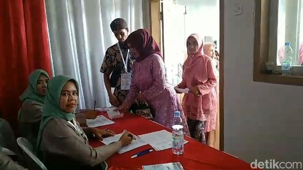 Warga pakai kebaya saat nyoblos di TPS Tasikmalaya