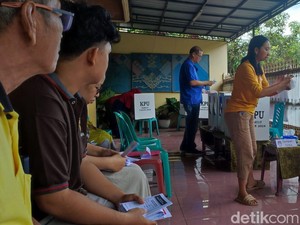 Warga Telkomas Makassar Padati TPS Sejak Pagi, Petugas KPPS Sampai Kewalahan