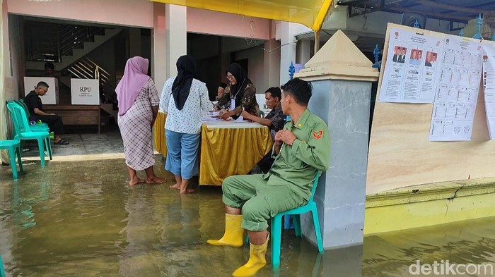 Warga trabas banjir datang ke TPS 2 Ngelowetan, Mijen, Demak, Rabu (14/2/2024