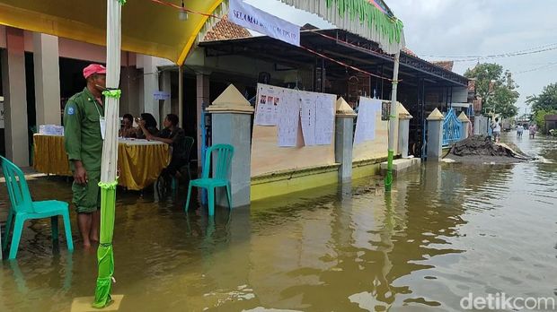 Warga trabas banjir datang ke TPS 2 Ngelowetan, Mijen, Demak, Rabu (14/2/2024