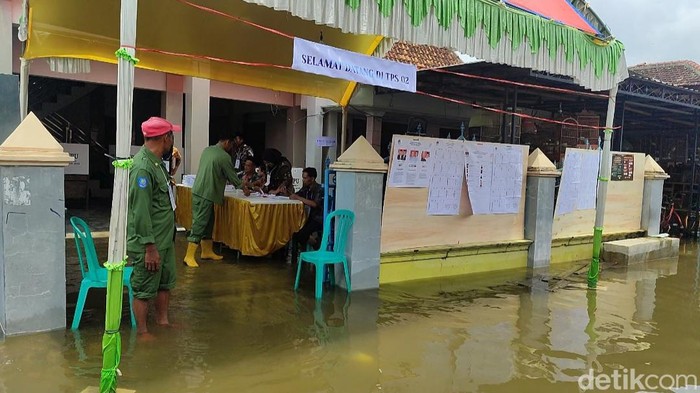 Warga trabas banjir datang ke TPS 2 Ngelowetan, Mijen, Demak, Rabu (14/2/2024