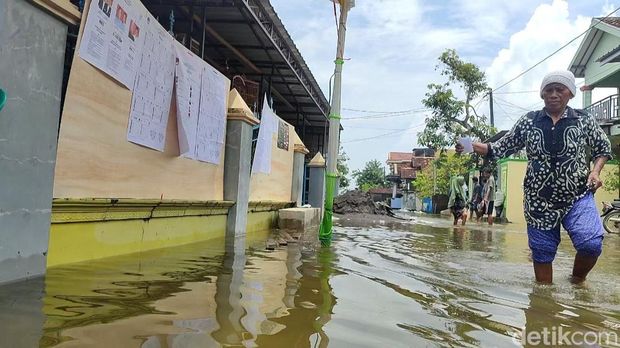 Warga trabas banjir datang ke TPS 2 Ngelowetan, Mijen, Demak, Rabu (14/2/2024