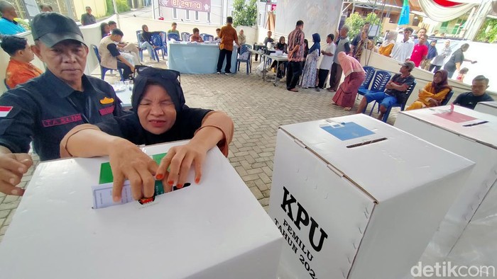 Yatimin (67 ) dan Suryana (50) pasutri di Bandar Lampung saat mencoblos.