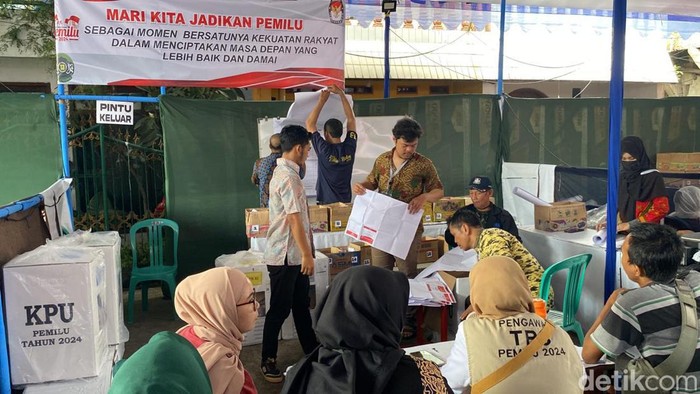 5 TPS di Kelurahan Cibangkong, Kecamatan Batununggal, Kota Bandung lakukan penghitungan surat suara lanjutan