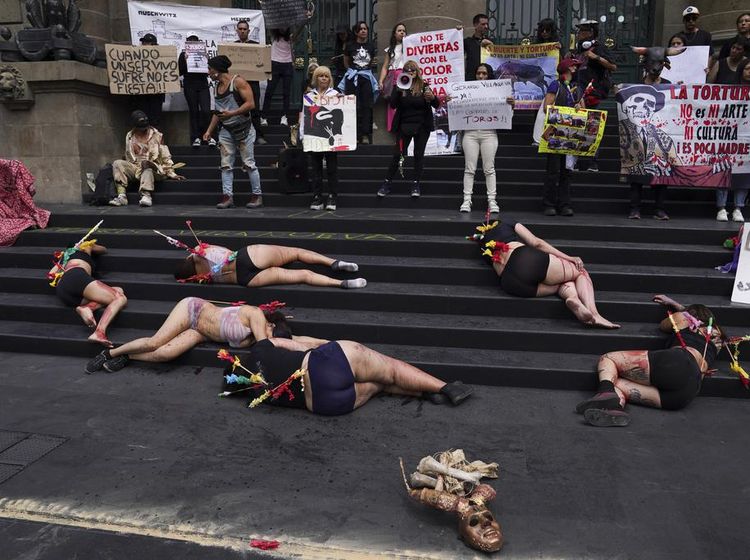 Aksi Protes Kembalinya Adu Banteng di Meksiko