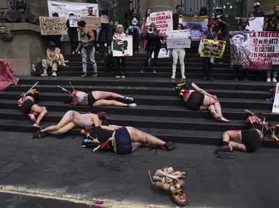 Aksi Protes Kembalinya Adu Banteng di Meksiko