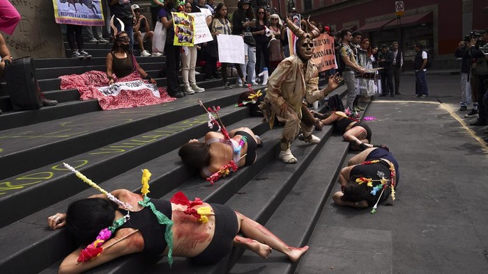 Aksi Protes Kembalinya Adu Banteng di Meksiko Animal rights activists smeared with fake blood and donning banderillas to depict bulls stabbed in bullfights, protest against bullfighting, in Mexico City, Wednesday, Feb. 14, 2024. The debate over the reopening of Mexico City's bullring has been intensifying in recent weeks as a new initiative is being submitted to legislators to suspend the controversial practice. (AP Photo/Marco Ugarte)