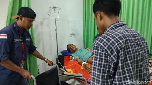 Anggota KPPS dari Desa Riwo (terbaring) dirawat di ruang IGD RSUD Dompu, Kamis (15/2/2024). (Faruq Nickyrawi)