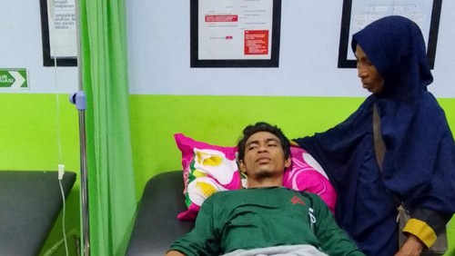 Anggota KPPS di Bima yang dirawat di puskesmas karena jatuh sakit.