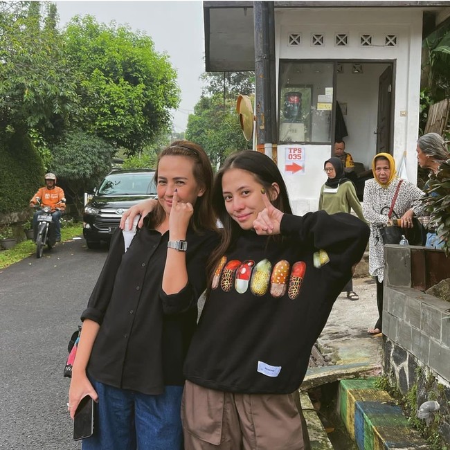 Adhisty Zara pamer ikut Pemilu 2024 untuk pertama kalinya di Instagram. Pemain Dua Garis Biru ini tampil simpel dalam balutan sweeter hitam dan celana kulot mauve. Ia pun tampak antusias saat menunjukkan jari kelingking yang bertinta ungu. Foto: Instagram