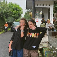 Adhisty Zara pamer ikut Pemilu 2024 untuk pertama kalinya di Instagram. Pemain Dua Garis Biru ini tampil simpel dalam balutan sweeter hitam dan celana kulot mauve. Ia pun tampak antusias saat menunjukkan jari kelingking yang bertinta ungu. Foto: Instagram