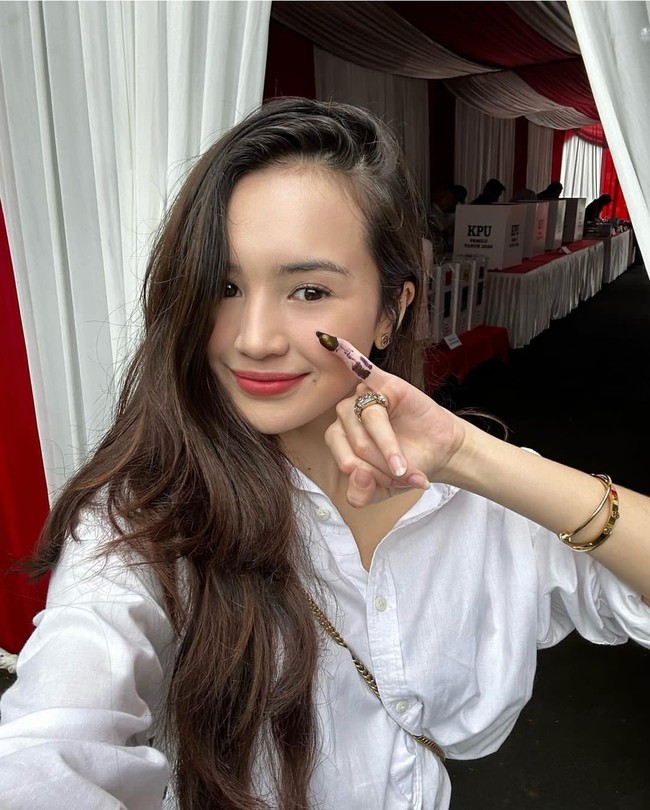 Artis cantik asal Aceh Baby Tsabina merupakan pemilih pemula di Pemilu 2024. Ia tampil dalam balutan kemeja putih dan menceritakan kegembiraannya tentang pengalaman pertama kali nyoblos. Foto: Instagram