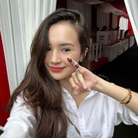 Artis cantik asal Aceh Baby Tsabina merupakan pemilih pemula di Pemilu 2024. Ia tampil dalam balutan kemeja putih dan menceritakan kegembiraannya tentang pengalaman pertama kali nyoblos. Foto: Instagram