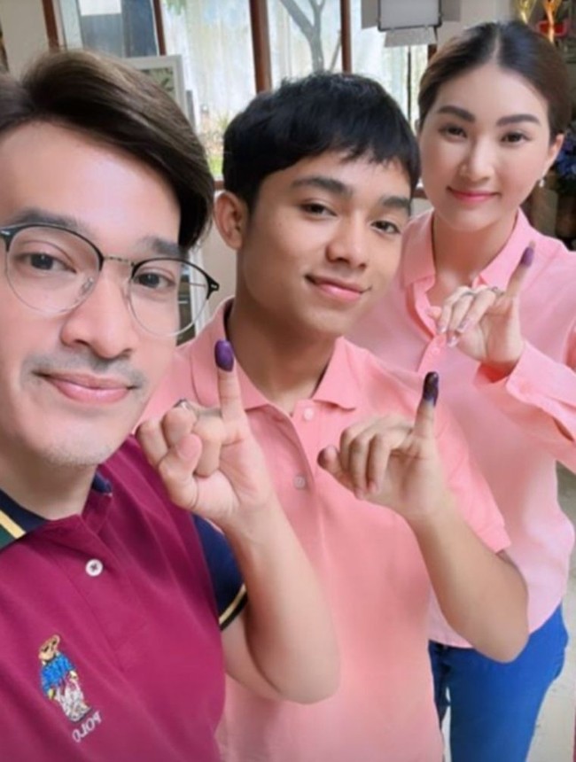 Betrand Peto masuk sebagai salah satu jajaran artis yang pertama kali nyoblos di Pemilu 2024. Tahun ini Betrand Peto berusia 18 tahun dan menggunakan hak pilihnya bersama Ruben Onsu dan Sarwendah. Foto: Instagram