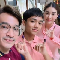 Betrand Peto masuk sebagai salah satu jajaran artis yang pertama kali nyoblos di Pemilu 2024. Tahun ini Betrand Peto berusia 18 tahun dan menggunakan hak pilihnya bersama Ruben Onsu dan Sarwendah. Foto: Instagram