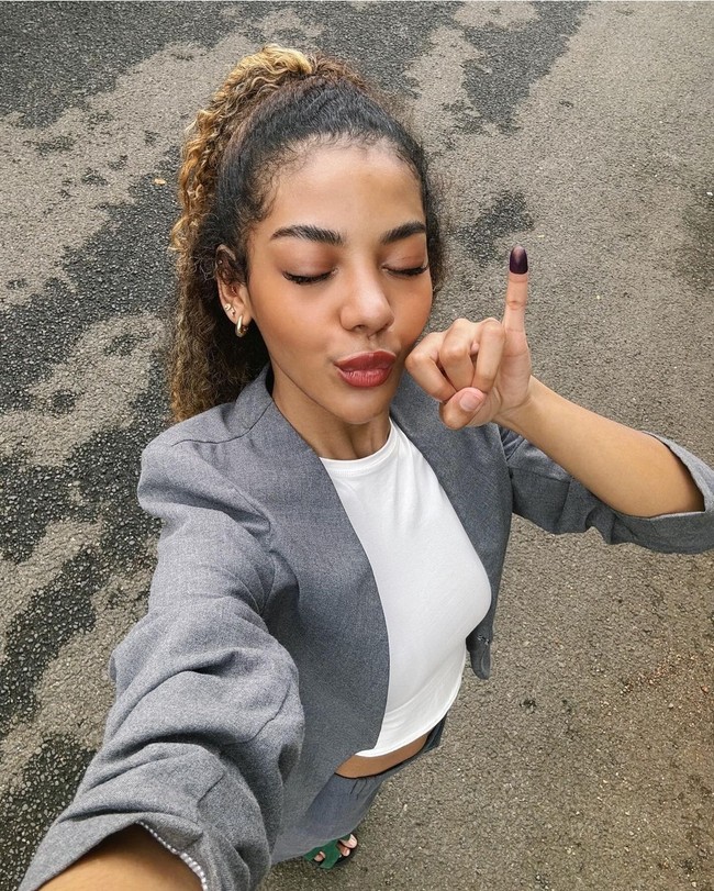 Pertama kali nyoblos! #Pemilu2024 Clingak clinguk, degdegan, dan tutup mata pada saat nusuk kertas ada banget, tulis Zsa Zsa Utari di Instagram sambil memamerkan jari kelingking bertinta ungu. Artis kelahiran 2003 ini tampil formal dengan nuansa monokrom dalam balutan blazer abu-abu dan crop top putih.  Foto: Instagram