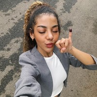 Pertama kali nyoblos! #Pemilu2024 Clingak clinguk, degdegan, dan tutup mata pada saat nusuk kertas ada banget, tulis Zsa Zsa Utari di Instagram sambil memamerkan jari kelingking bertinta ungu. Artis kelahiran 2003 ini tampil formal dengan nuansa monokrom dalam balutan blazer abu-abu dan crop top putih.  Foto: Instagram