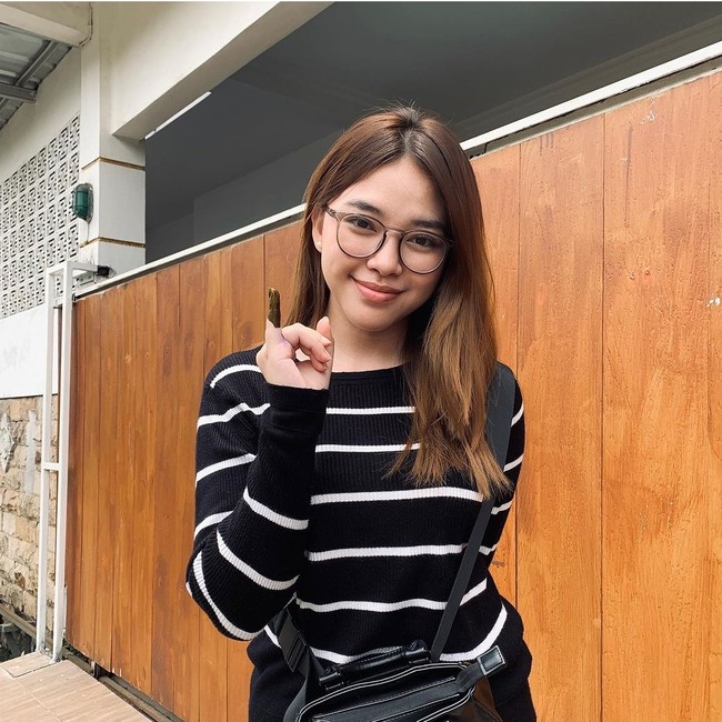 Anneth Delicia juga membagikan momen pertama kali mengikuti Pemilu 2024. Penyanyi kelahiran 2005 ini tampil kasual dengan sweater hitam garis putih. Foto: Instagram