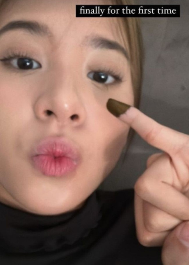 Sambil berpose duck face, pemeran Ancika membagikan momen pertama kali nyoblos. Zee JKT48 merupakan penyanyi sekaligus aktris kelahiran 2004, sehingga Pemilu tahun ini adalah perdana ia menggunakan hak pilihnya sebagai warga negara Indonesia. Foto: Instagram