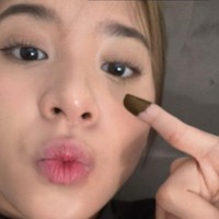Sambil berpose duck face, pemeran Ancika membagikan momen pertama kali nyoblos. Zee JKT48 merupakan penyanyi sekaligus aktris kelahiran 2004, sehingga Pemilu tahun ini adalah perdana ia menggunakan hak pilihnya sebagai warga negara Indonesia. Foto: Instagram
