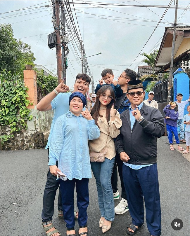 Fujianti Utami Putri yang dikenal sebagai Fuji An ikut melakukan pencoblosan bersama keluarga. Artis berusia 21 tahun ini tampil berbeda dari ibu, ayah dan kedua kakaknya. Fuji mengenakan jeans dan blouse cokelat, sementara itu keluarganya kompak mengenakan busana bernuansa biru. Foto: Instagram