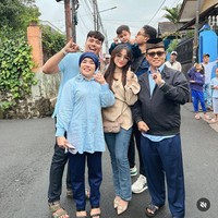 Fujianti Utami Putri yang dikenal sebagai Fuji An ikut melakukan pencoblosan bersama keluarga. Artis berusia 21 tahun ini tampil berbeda dari ibu, ayah dan kedua kakaknya. Fuji mengenakan jeans dan blouse cokelat, sementara itu keluarganya kompak mengenakan busana bernuansa biru. Foto: Instagram