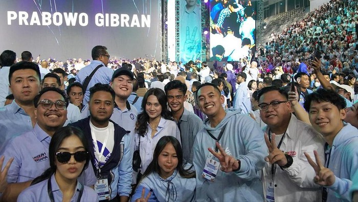 Azizah dan Arhan bersama anak muda lainnya di Istora Senayan