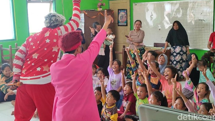 Badut menghibur anak-anak yang menjadi korban banjir di Demak, Kamis (15/2/2024).