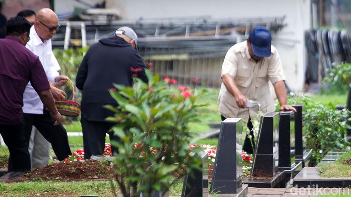 Bareng Didit, Prabowo Ziarah ke Makam Ibunda di Tanah Kusir Capres Prabowo Subianto berziarah ke makam ibunda, Dora Marie Sigar di TPU Tanah Kusir, Jakarta, Kamis (15/2/2024). Prabowo ditemani putranya, Didit Hediprasetyo.