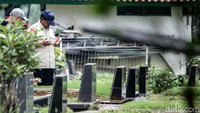 Prabowo yang juga menjabat sebagai Menteri Pertahanan ini berdoa di pusara makam Dora Sigar dan menabur bunga.