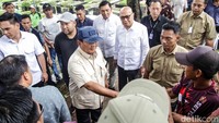 Prabowo turut menyapa dan menyalami warga di TPU Tanah Kusir.