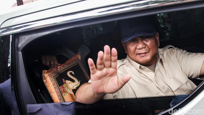 Capres Prabowo Subianto berziarah ke makam ibunda, Dora Marie Sigar di TPU Tanah Kusir, Jakarta, Kamis (15/2/2024). Prabowo ditemani putranya, Didit Hediprasetyo.
