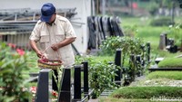 Prabowo berziarah ke makam Dora Sigar atau Dora Soemitro di TPU Tanah Kusir, Jakarta, Kamis (15/2/2024).