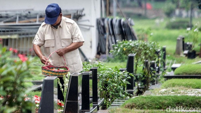 Bareng Didit, Prabowo Ziarah ke Makam Ibunda di Tanah Kusir Capres Prabowo Subianto berziarah ke makam ibunda, Dora Marie Sigar di TPU Tanah Kusir, Jakarta, Kamis (15/2/2024). Prabowo ditemani putranya, Didit Hediprasetyo.