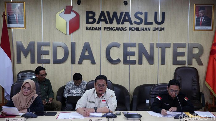 Bawaslu Temukan 13 Masalah Pemungutan Suara Pemilu 2024 Anggota Bawaslu RI Lolly Suhenty, Ketua Bawaslu RI Rahmat Bagja dan anggota Bawaslu RI Puadi memberikan keterangan pers di dalam konferensi pers di kantor Bawaslu, Jakarta Pusat, Kamis (15/2/2024).