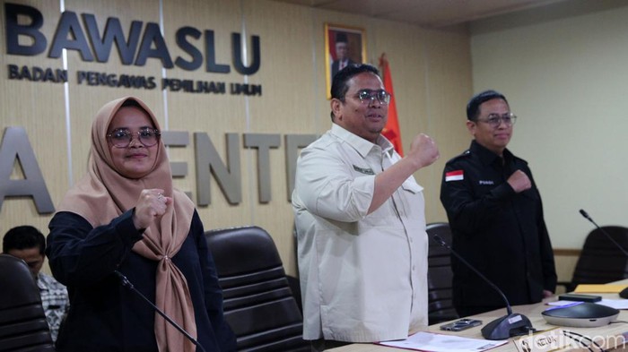 Bawaslu Temukan 13 Masalah Pemungutan Suara Pemilu 2024 Anggota Bawaslu RI Lolly Suhenty, Ketua Bawaslu RI Rahmat Bagja dan anggota Bawaslu RI Puadi memberikan keterangan pers di dalam konferensi pers di kantor Bawaslu, Jakarta Pusat, Kamis (15/2/2024).