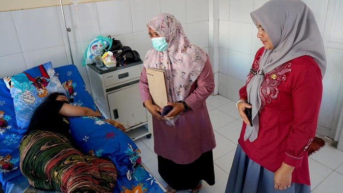 Petugas Kelompok Penyelenggara Pemungutan Suara (KPPS) menjalani perawatan di ruang rawat inap Puskesmas Telaga, Kabupaten Gorontalo, Gorontalo, Kamis (15/2/2024). KPU Kabupaten Gorontalo mencatat 18 petugas KPPPS harus menjalani perawatan di rumah sakit, puskesmas, pustu dan rumah akibat sakit dan kelelahan pada pelaksanaan Pemilihan Umum (Pemilu) 2024. ANTARA FOTO/Adiwinata Solihin/rwa.