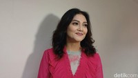 Contohnya suami saya punya aturan sebelum maghrib sudah di rumah, jam setengah 5 harus sudah di rumah. Sementara teman-teman banyak banget undangan malam jam 19.30 WIB, hampir pasti saya nggak akan hadir undangan malam, kata Bella Saphira. Foto: Febri/detikHOT