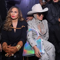 Beberapa hari setelah pengumuman album baru dan perilisan single, Beyonce mendadak muncul di New York Fashion Week Fall 2024. Pada momen yang menimbulkan kehebohan itu, gaya koboi konsisten menjadi andalannya.  Foto: Michael Loccisano/Getty Images