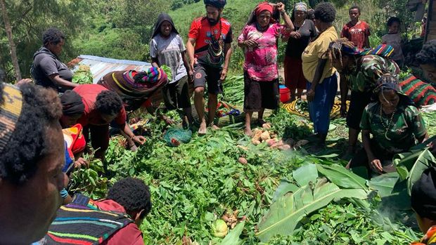 Brigadir Amharet Rirei bersama warga di Puncak Jaya, Papua Tengah